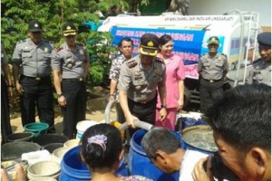 Kapolres Kuningan saat membagikan air bersih di desa Simpay Jaya.